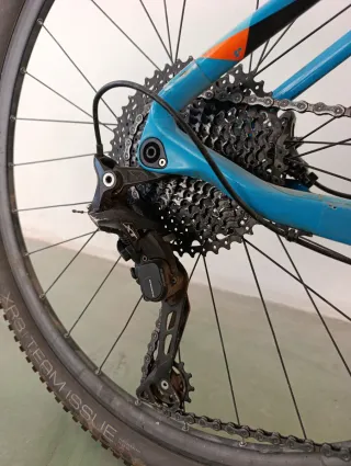 Bicicleta Cube Blu e Arancione