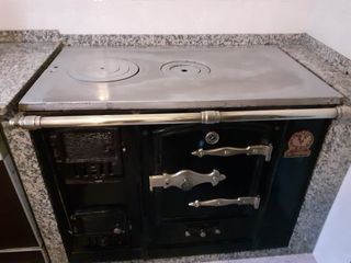 Cocina de leña negra y plateada marca Lacunza.