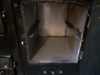 Cocina de leña negra y plateada marca Lacunza.