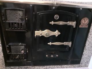 Cocina de leña negra y plateada marca Lacunza.