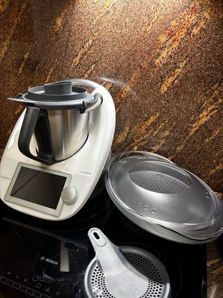 Thermomix TM6 con accesorios y cortador a estrenar