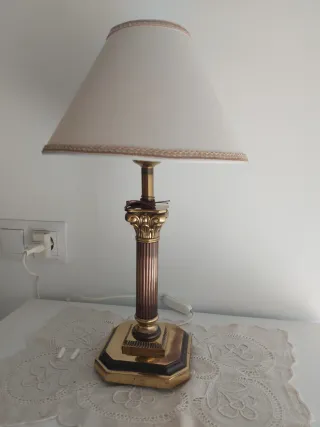 Lámpara de colgar y mesa dorada