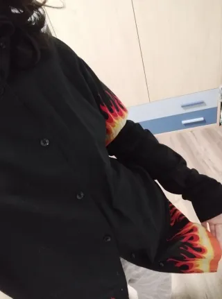 Camisa negra con estampado de fuego