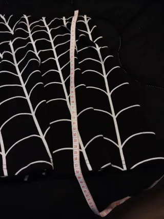 Falda gótica negra con diseño de telaraña