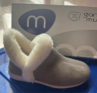 Zapatillas de casa bota talla 30. gris claro.