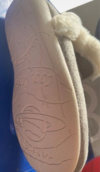 Zapatillas de casa bota talla 30. gris claro.