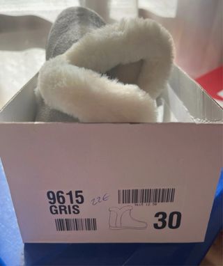 Zapatillas de casa bota talla 30. gris claro.