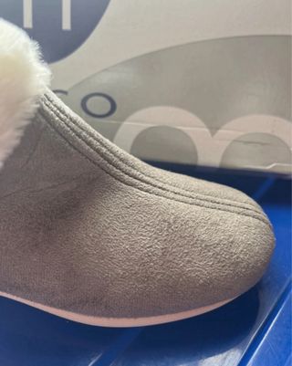 Zapatillas de casa bota talla 30. gris claro.