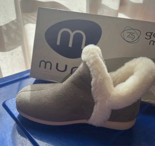 Zapatillas de casa bota talla 30. gris claro.