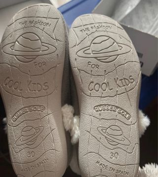 Zapatillas de casa bota talla 30. gris claro.