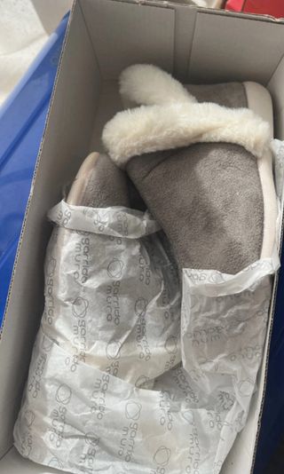 Zapatillas de casa bota talla 30. gris claro.