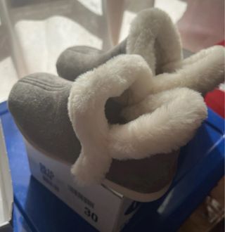 Zapatillas de casa bota talla 30. gris claro.