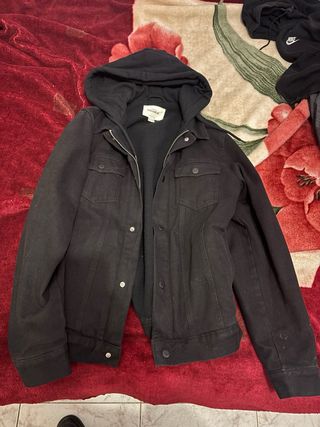 Cazadora Negra Hombre Pull&Bear con Capucha