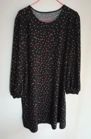 Vestido negro con estampado de puntos rojos