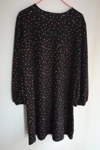 Vestido negro con estampado de puntos rojos