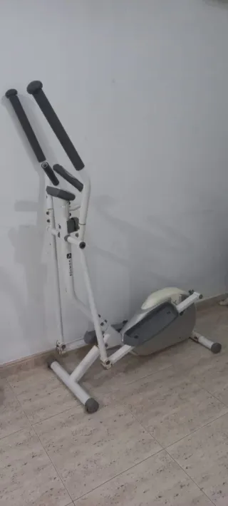 Elíptica blanca y gris