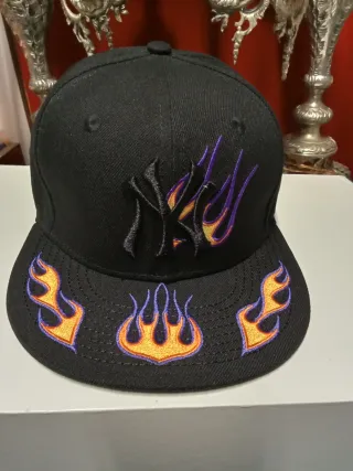 Gorra New Era 59FIFTY Negra con Llamas 7.1/4