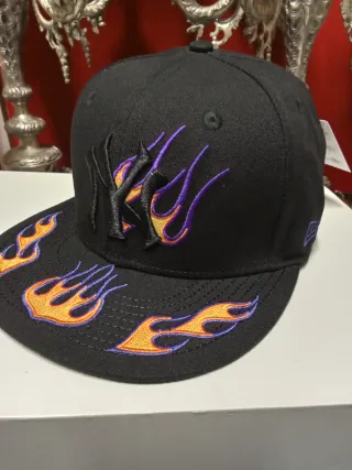 Gorra New Era 59FIFTY Negra con Llamas 7.1/4