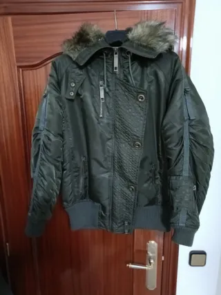 Chaqueta verde militar con capucha