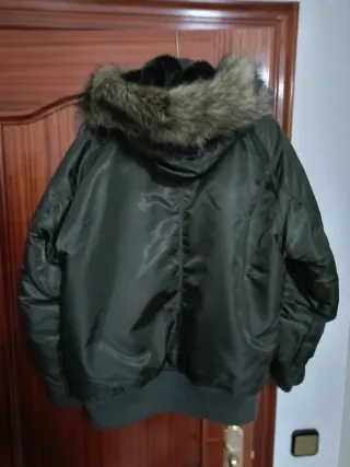 Chaqueta verde militar con capucha