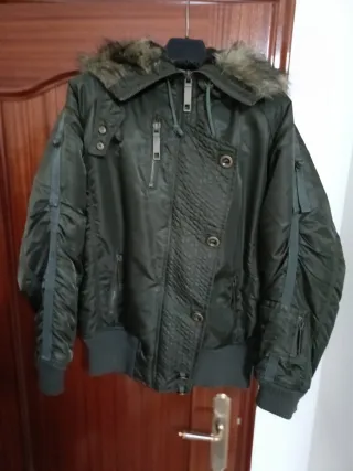 Chaqueta verde militar con capucha
