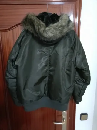 Chaqueta verde militar con capucha