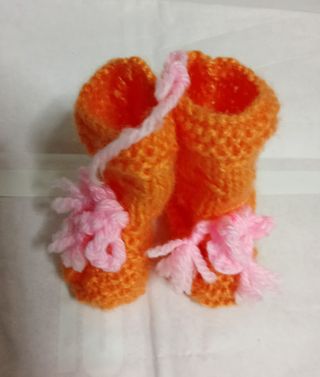Botitas de lana tejidas naranja y rosa