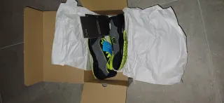 Scarpe antinfortunistiche nere e verdi