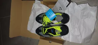 Scarpe antinfortunistiche nere e verdi