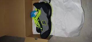 Scarpe antinfortunistiche nere e verdi