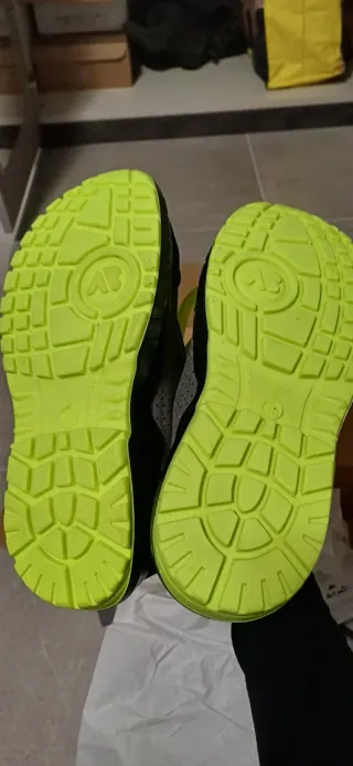 Scarpe antinfortunistiche nere e verdi