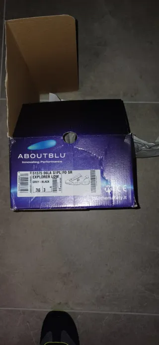 Scarpe antinfortunistiche nere e verdi