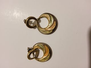 Orecchini pendenti dorati multicolore