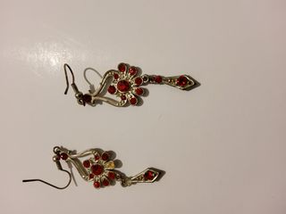 Orecchini pendenti con strass rossi