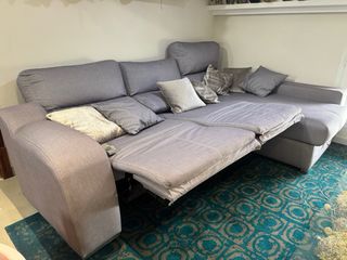 Sofá chaise longue gris con arcón
