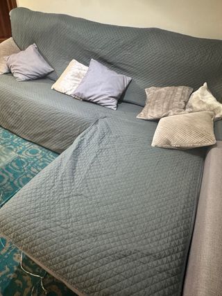 Sofá chaise longue gris con arcón