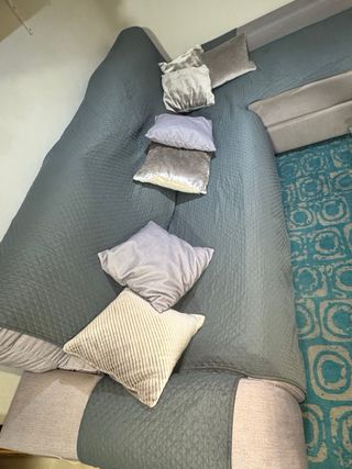 Sofá chaise longue gris con arcón