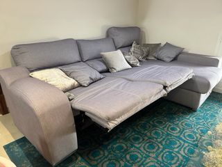 Sofá chaise longue gris con arcón