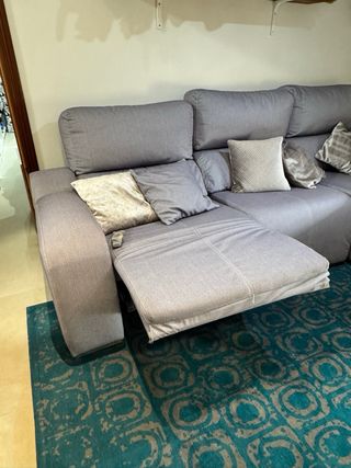 Sofá chaise longue gris con arcón