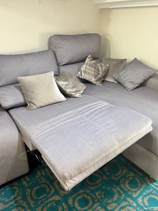 Sofá chaise longue gris con arcón