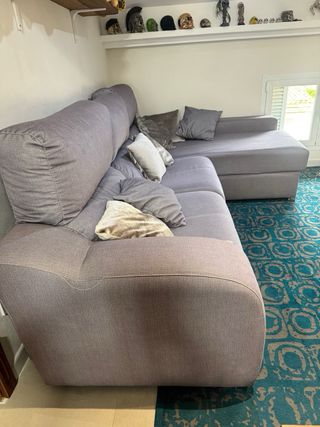 Sofá chaise longue gris con arcón