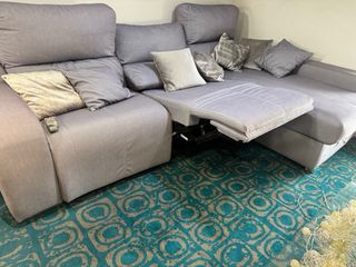 Sofá chaise longue gris con arcón