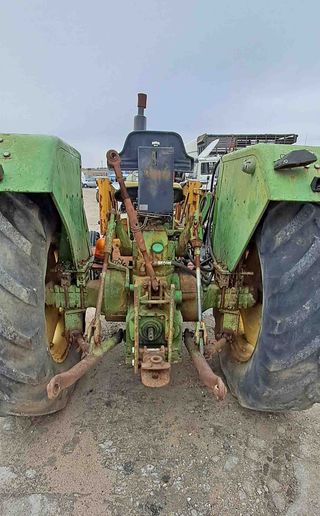 John Deere 3120 con pala.