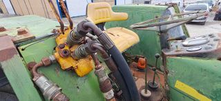 John Deere 3120 con pala.