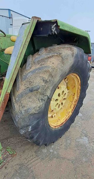 John Deere 3120 con pala.