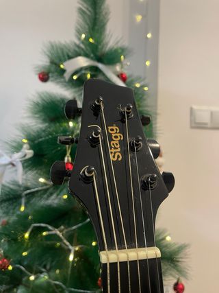 Guitarra Acústica Stagg con Estuche Cuerdas Elixir