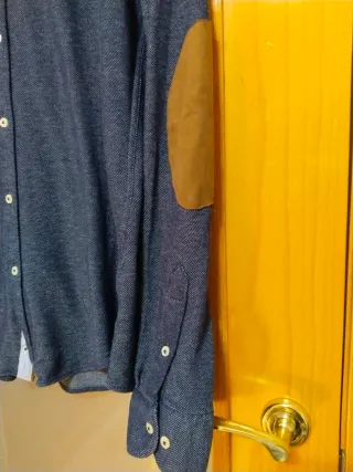 Camisa Zara Man azul con parches marrones