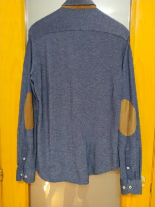 Camisa Zara Man azul con parches marrones