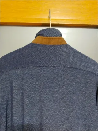 Camisa Zara Man azul con parches marrones