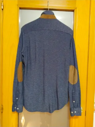 Camisa Zara Man azul con parches marrones
